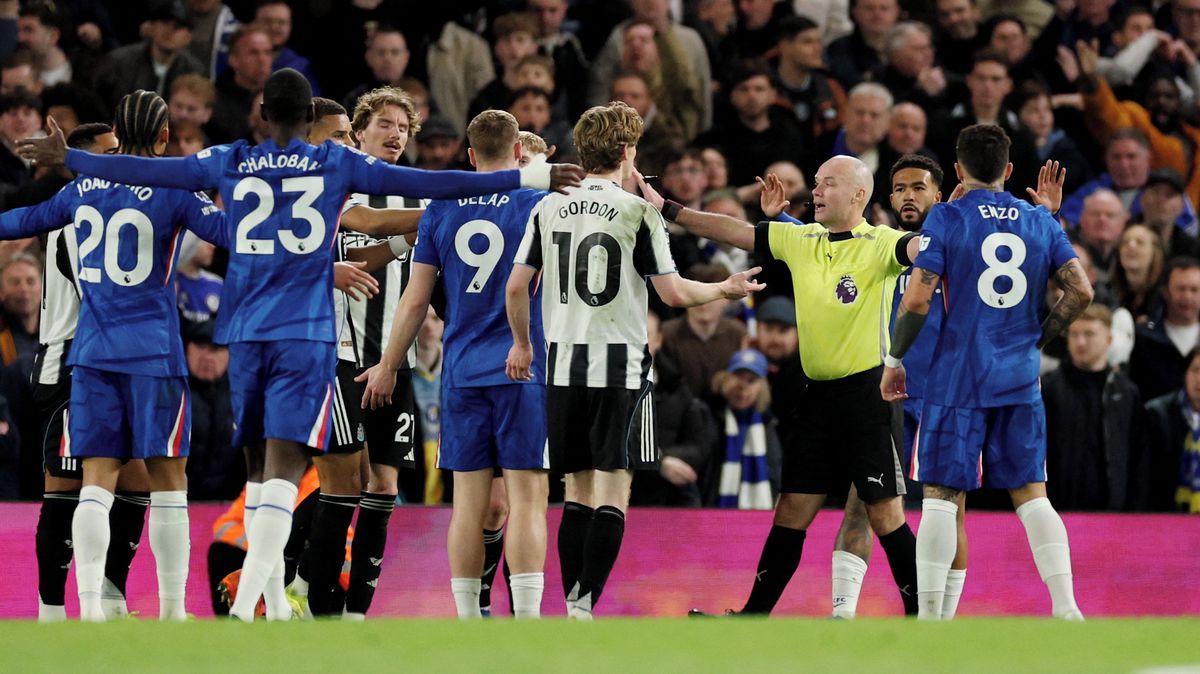Bizarní situace v Anglii. Hráči Chelsea obklíčili rozhodčího
